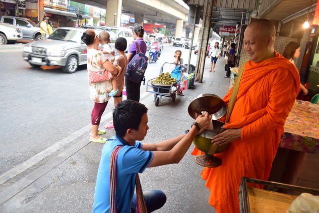 ใส่บาตรในตลาด
