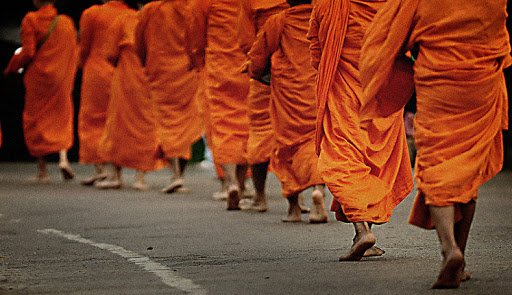 พระเดินบิณฑบาต