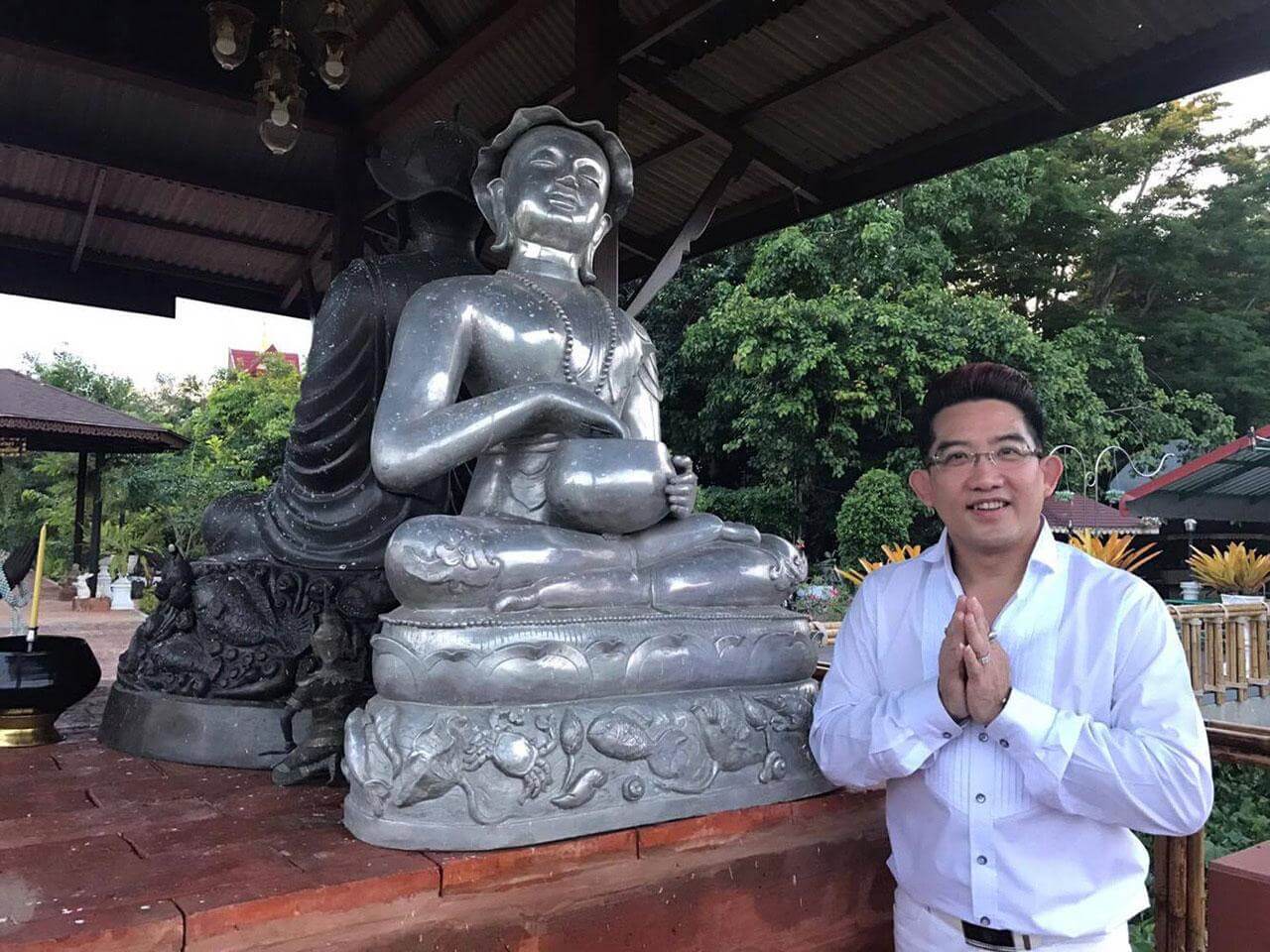 ชายยืนไหว้พระอุปคุต