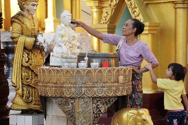 รดน้ำบูชาพระอุปคุต