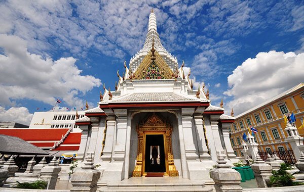ทางเข้าไหว้ศาลหลักเมือง