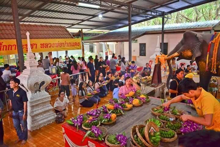 ไหว้หลวงพ่อปากแดง