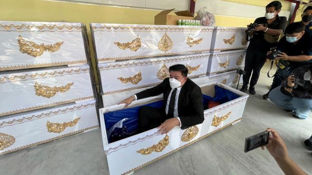 นอนโลงศพ